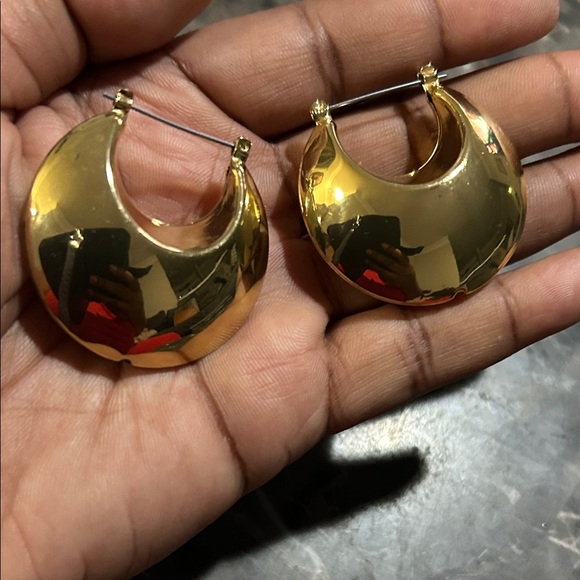 Gold Tone Chunky Hoop Earrings Unsigned! - Picture 4 of 16